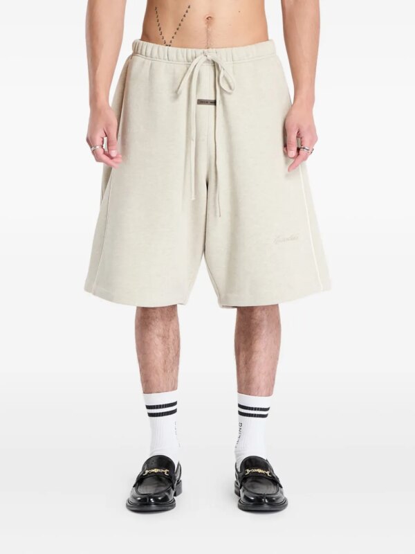 FEAR OF GOD ESSENTIALS short à logo brodé - Tons neutres