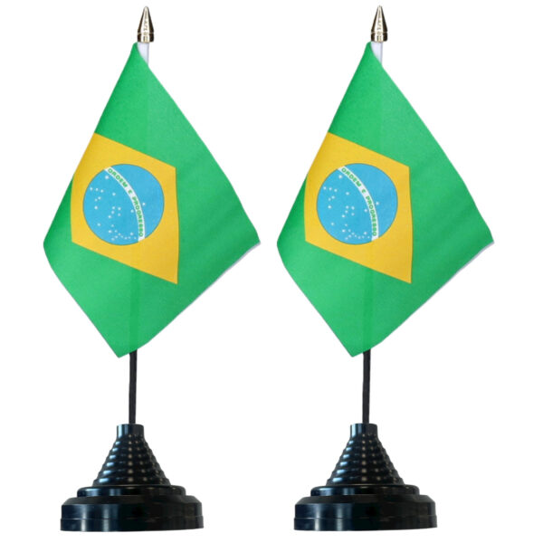 Vlag Brazilie tafelvlaggetjes - 2x stuks - 10 x 15 cm vlag - met zwarte standaard