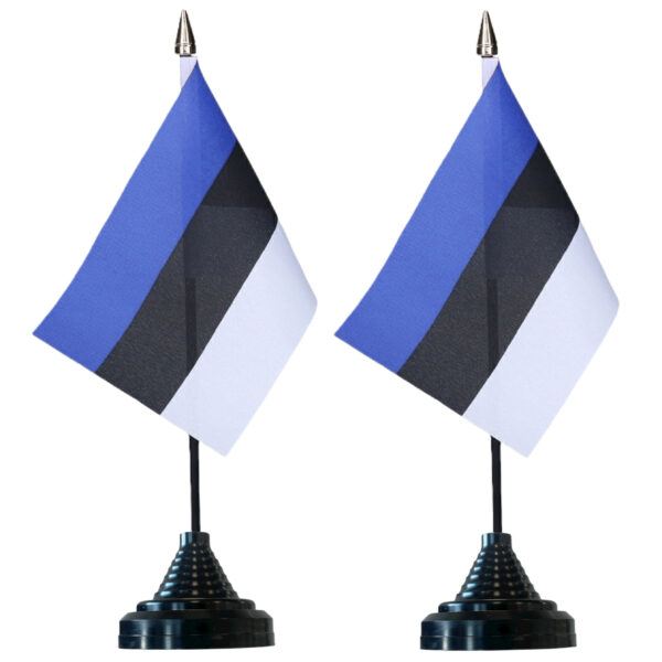 Vlag Estland tafelvlaggetjes - 4x stuks - 10 x 15 cm vlag - met zwarte standaard - versiering