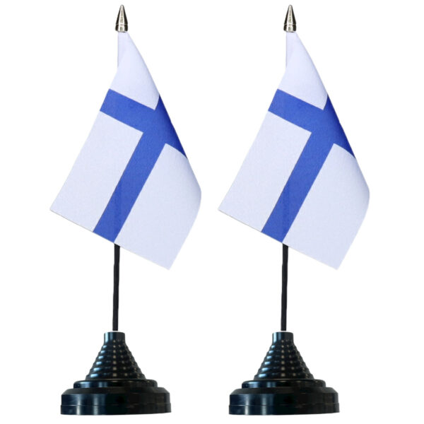 Vlag Finland tafelvlaggetjes - 2x stuks - 10 x 15 cm vlag - met zwarte standaard - versiering