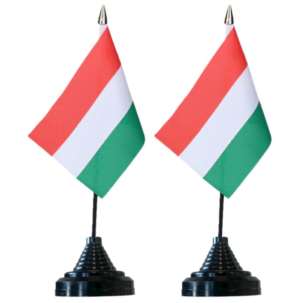 Vlag Hongarije tafelvlaggetjes - 2x stuks - 10 x 15 cm vlag - met zwarte standaard - versiering