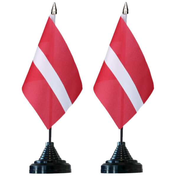 Vlag Letland tafelvlaggetjes - 2x stuks - 10 x 15 cm vlag - met zwarte standaard