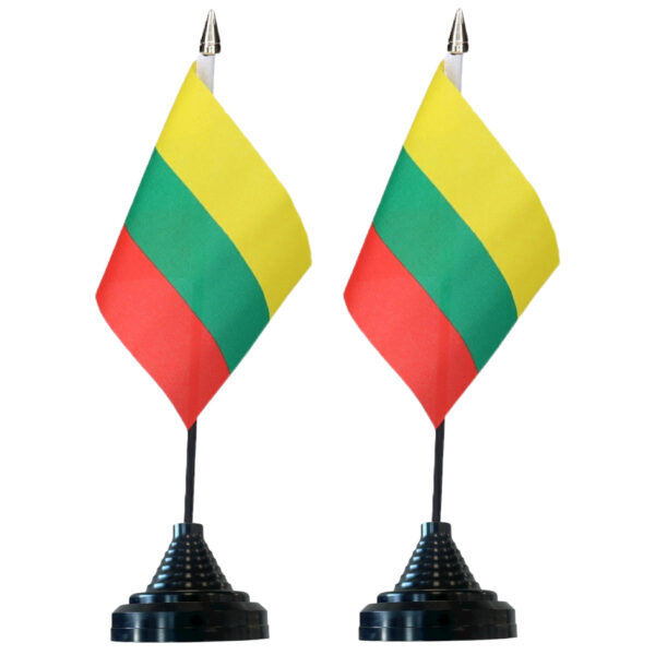 Vlag Litouwen tafelvlaggetjes - 2x stuks - 10 x 15 cm vlag - met zwarte standaard