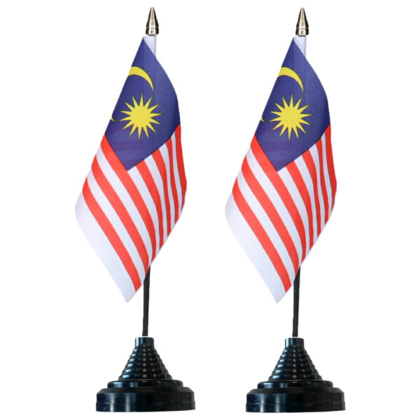 Vlag Maleisie tafelvlaggetjes - 2x stuks - 10 x 15 cm vlag - met zwarte standaard