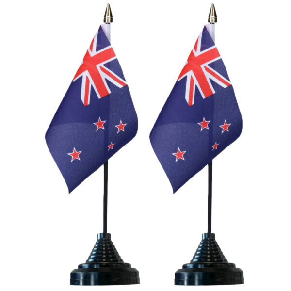 Vlag Nieuw Zeeland tafelvlaggetjes - 2x stuks - 10 x 15 cm vlag - met zwarte standaard