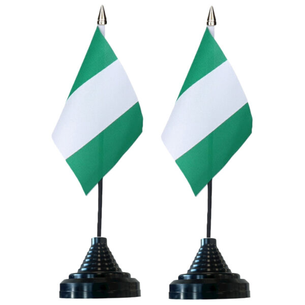 Vlag Nigeria tafelvlaggetjes - 2x stuks - 10 x 15 cm vlag - met zwarte standaard