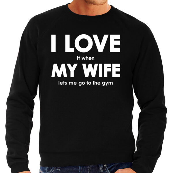 Cadeau sweater sporter/ bodybuilder I love it when my wife lets me go to the gym zwart voor heren